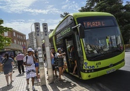 Usuarios subiendo a un autobús urbano en Badajoz.