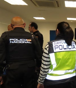 Detienen a cuatro jóvenes por incendiar tres contenedores en Plasencia