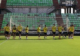 Los jugadores del Mérida cargan con una de las portería para uno de los ejercicios.