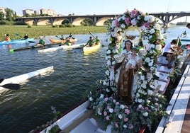 La Virgen del Carmen en el barco dragón por el Guadiana.
