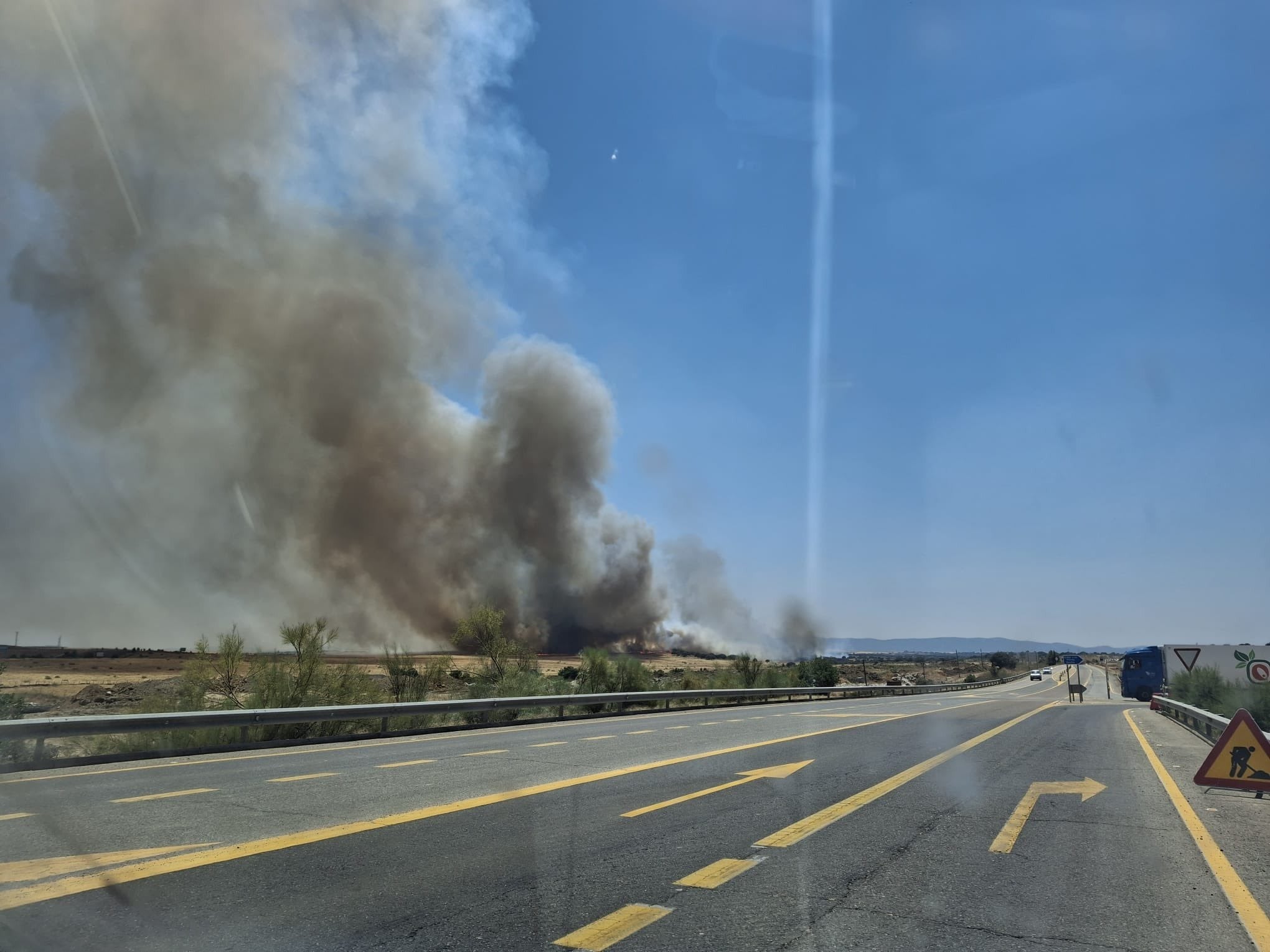 Siguen los trabajos en los incendios en Abertura y Trujillo próximos a una fotovoltaica y carreteras