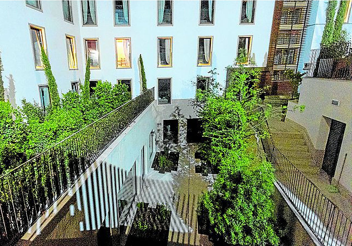 Imagen del jardín del hotel Hilton del Palacio de Godoy.