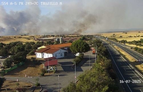 Columna de humo producida por el incendio