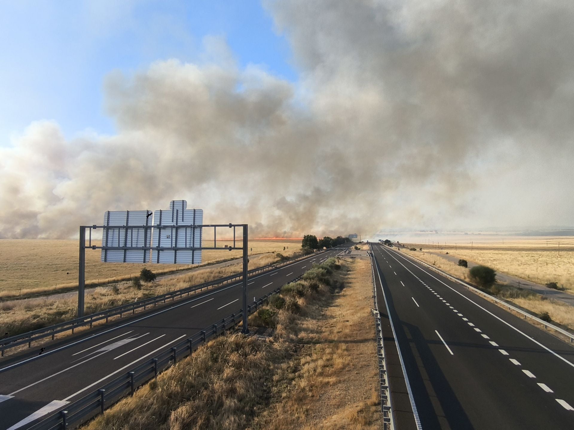 Llamas y humo en la A-5 a la altura de Trujillo