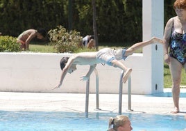 Un niño se da un chapuzón en la piscina del complejo Guadiana, en Nueva Ciudad.