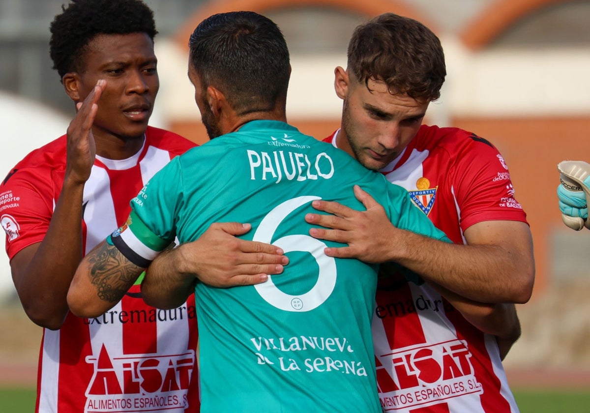 Javier Tapia, con el Don Benito, se abraza a su excompañero Pajuelo.