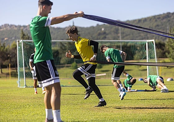 Los jugadores del Cacereño siguen con su puesta a punto en El Cuartillo.