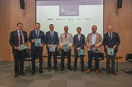 José Orantos, Roberto Ledesma, Víctor Píriz, Igancio Baños, Raúl García, Eduardo Fernández y Álvaro Rodríguez Guitart posan con el ejemplar de la revista.