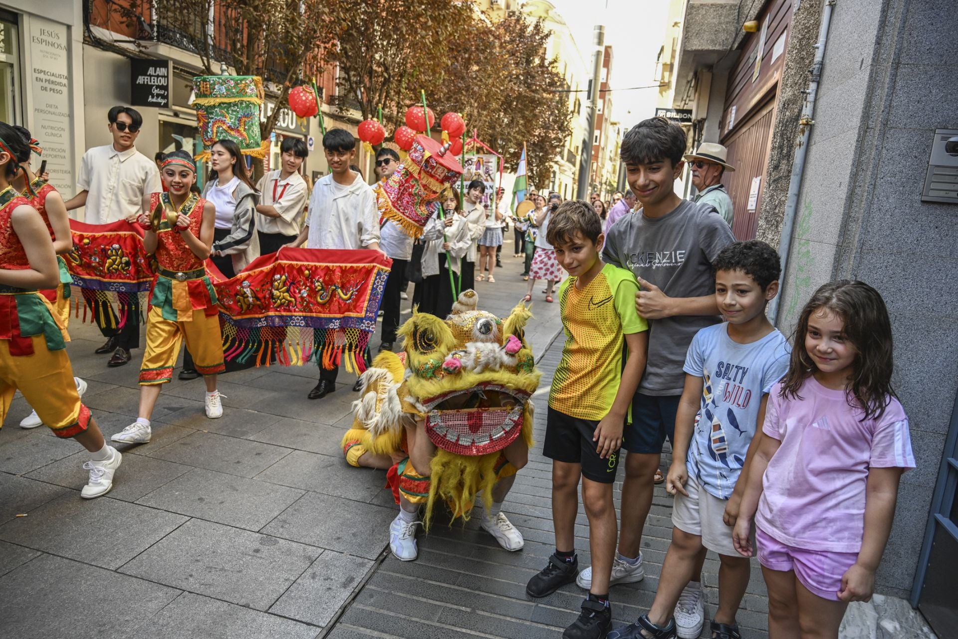 Fotos | Irlanda, Taiwán y Uzbekistán ya desfilan por las calles de Badajoz