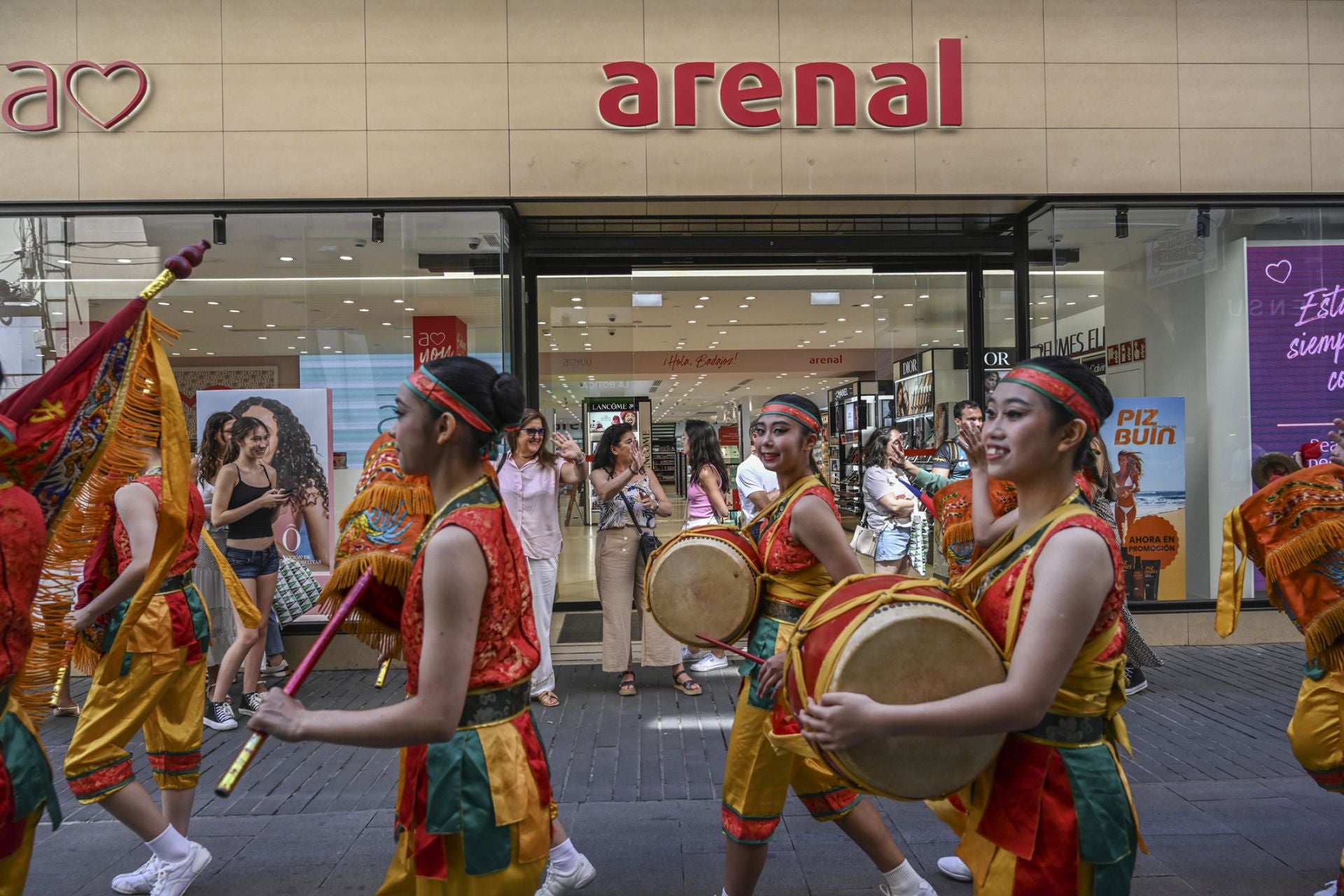 Fotos | Irlanda, Taiwán y Uzbekistán ya desfilan por las calles de Badajoz