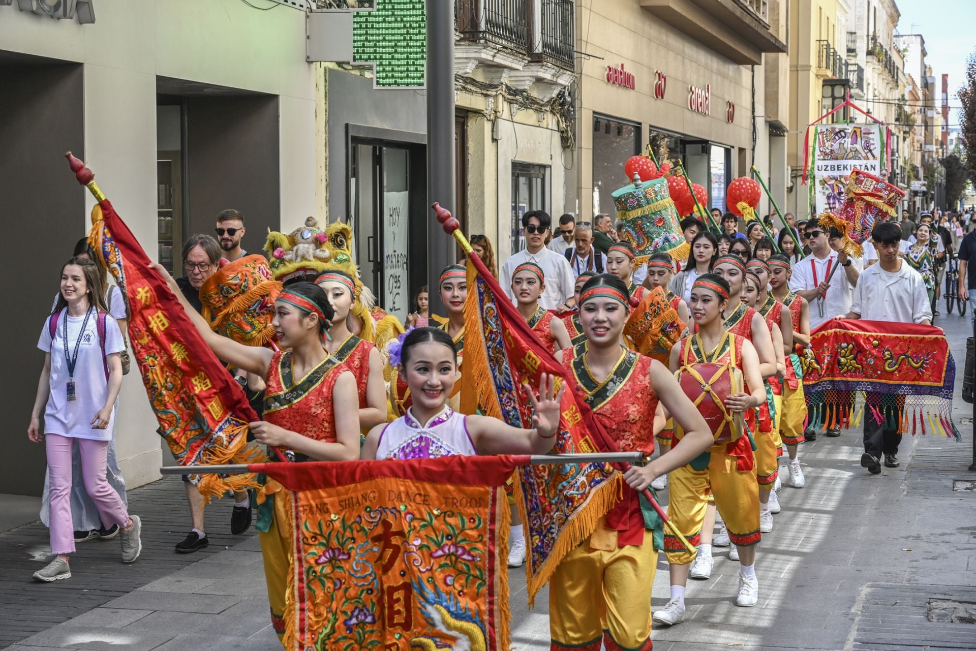 Fotos | Irlanda, Taiwán y Uzbekistán ya desfilan por las calles de Badajoz