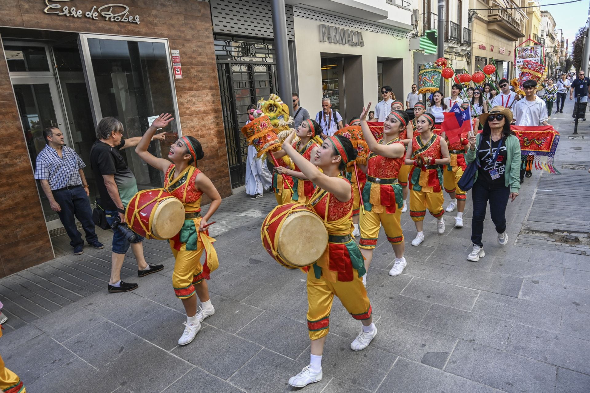 Fotos | Irlanda, Taiwán y Uzbekistán ya desfilan por las calles de Badajoz