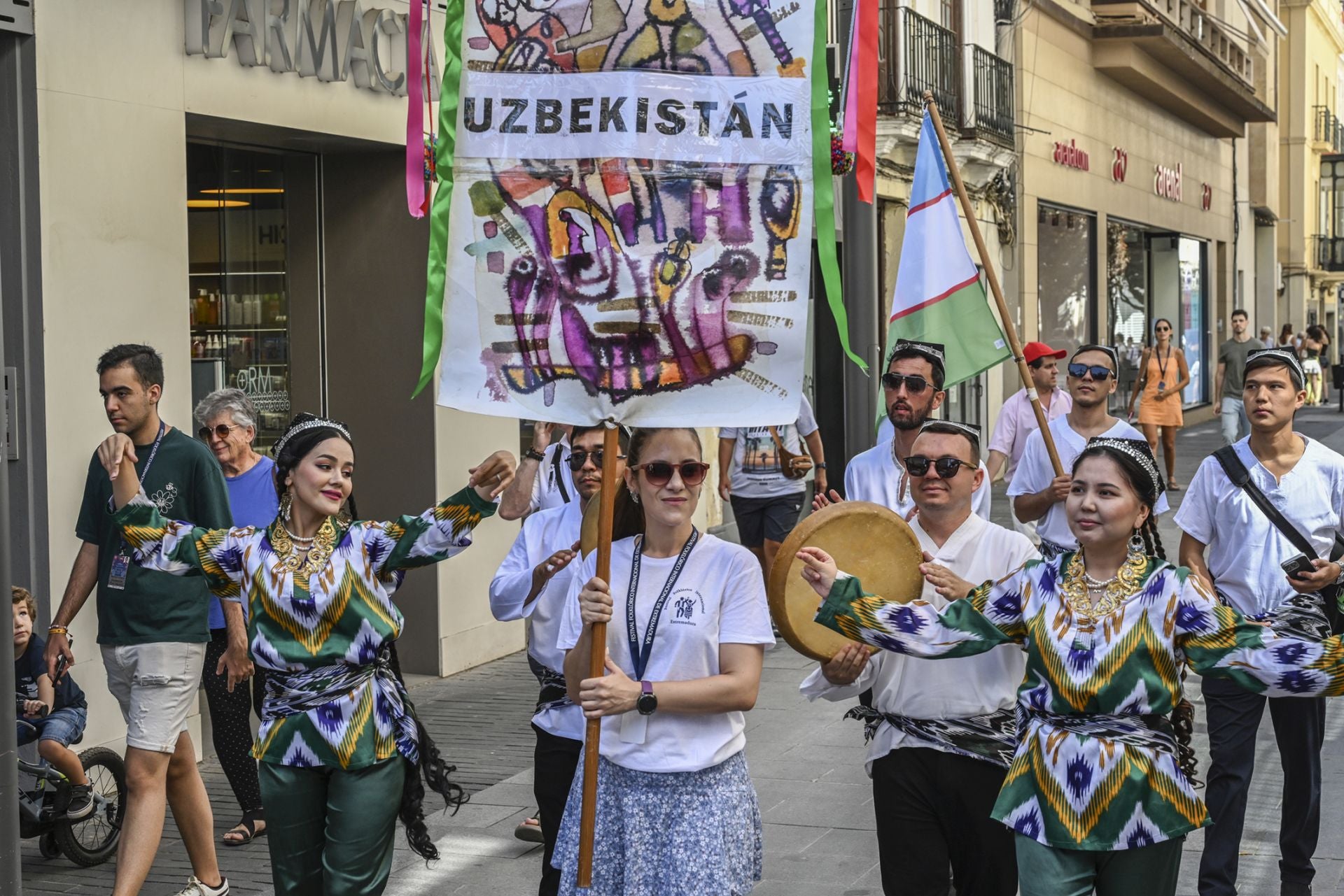 Fotos | Irlanda, Taiwán y Uzbekistán ya desfilan por las calles de Badajoz