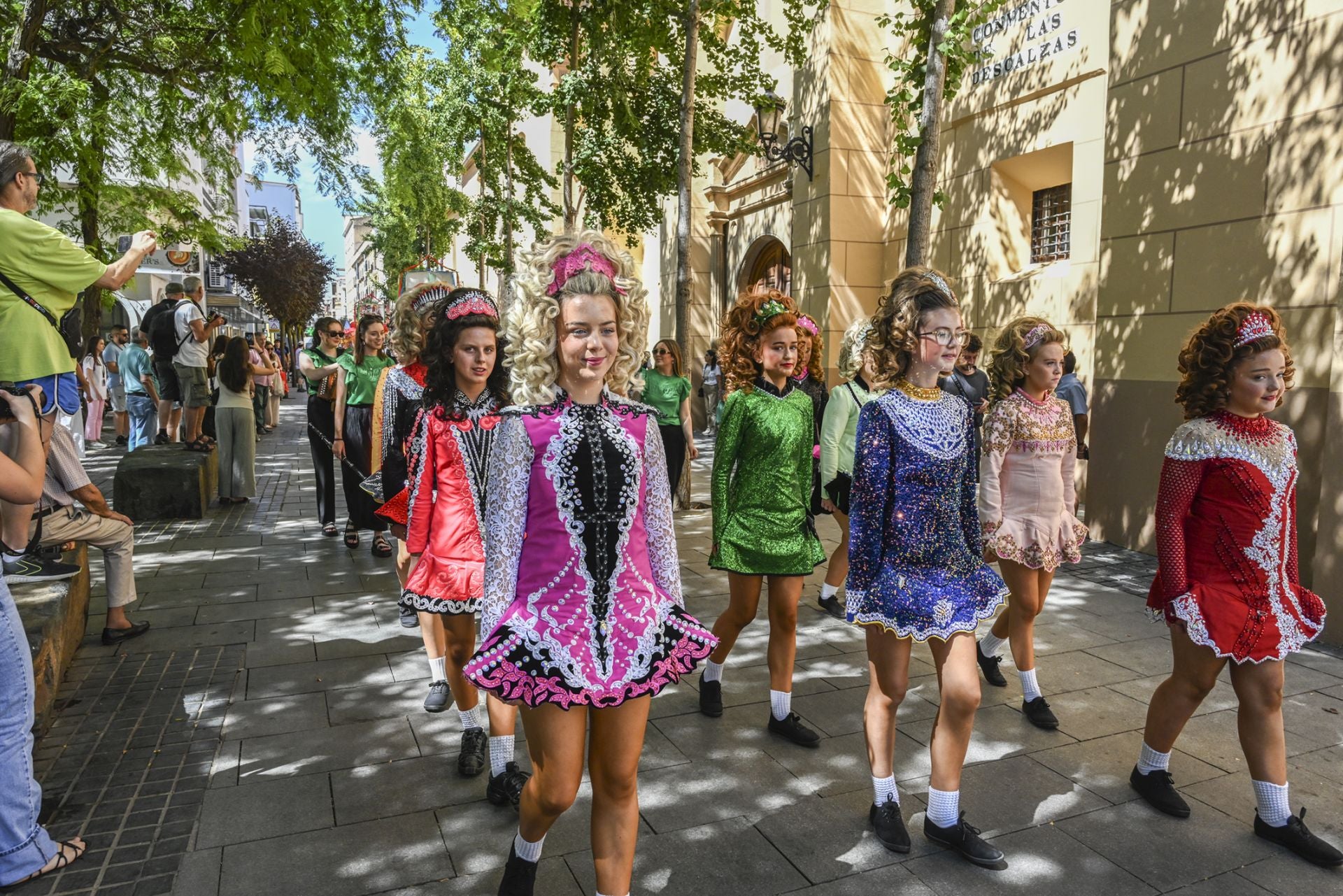 Fotos | Irlanda, Taiwán y Uzbekistán ya desfilan por las calles de Badajoz
