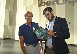 Alberto Arestizabal y Luis Sánchez ojean un ejemplar de la Revista de Economía Extremeña del Diario HOY 2025