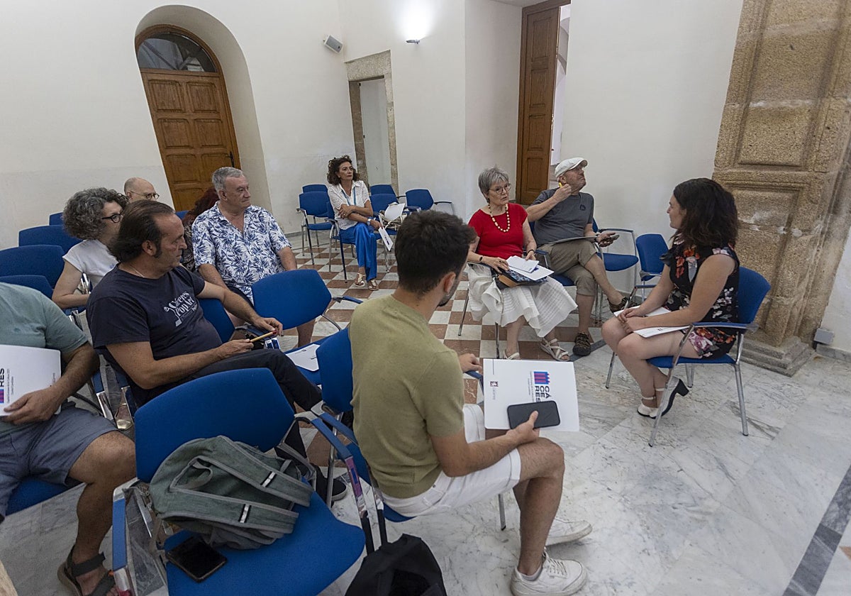 Iris Jugo se reunió ayer de nuevo con agentes culturales.