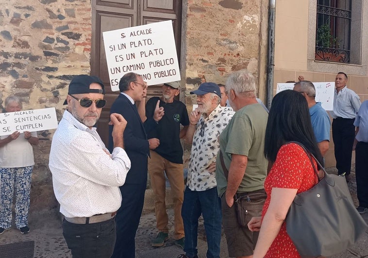 Los vecinos de Cuartos del Baño piden al alcalde que no retrase más las obras para habilitar una salida segura