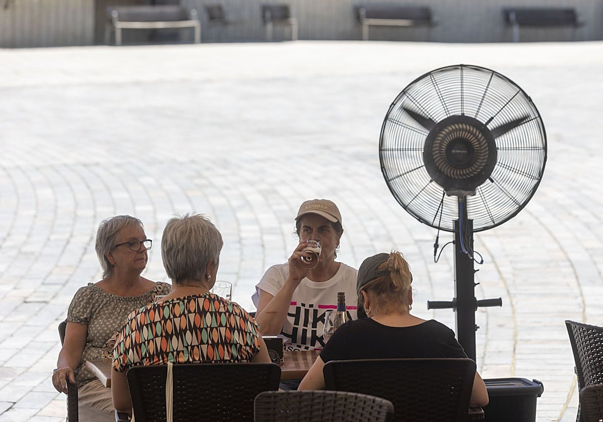 Personas sentadas en una terraza de la Plaza Mayor este jueves.