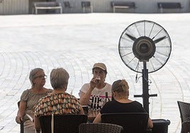 Personas sentadas en una terraza de la Plaza Mayor este jueves.