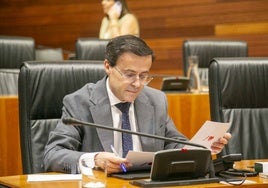 El secretario general del PSOE extremeño, Miguel Ángel Gallardo, en el último pleno antes de las vacaciones.