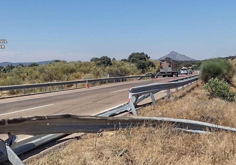 Cortan la A-5 en la provincia de Cáceres para que un helicóptero del SES traslade a un camionero herido