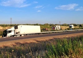 Uno de los camiones implicados en el accidente tras ser retirado a la mediana..
