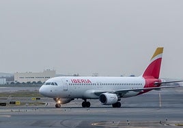 Un avión de la aerolínea Iberia en el aeropuerto de Adolfo Suárez Madrid-Barajas.