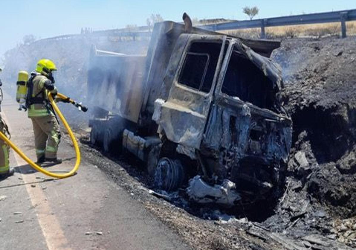 Camión accidentado en Hinojal.