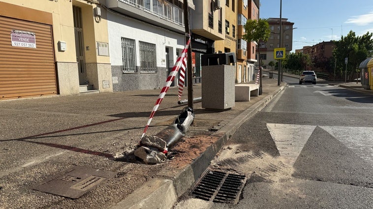 En estado crítico el conductor de un coche que chocó contra una farola en Plasencia