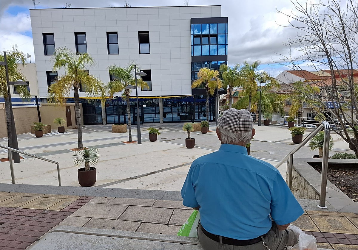 Un jubilado en la plaza de su pueblo.