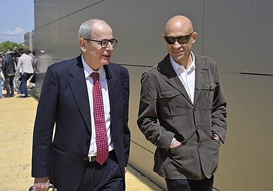 Luis Carrero (derecha de la imagen) junto a su abogado, Salvador Morillas.