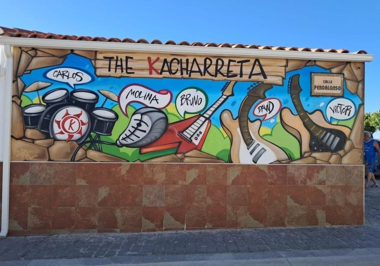 Un mural homenajea en Aldeacentenera al grupo local The Kacharreta Rock