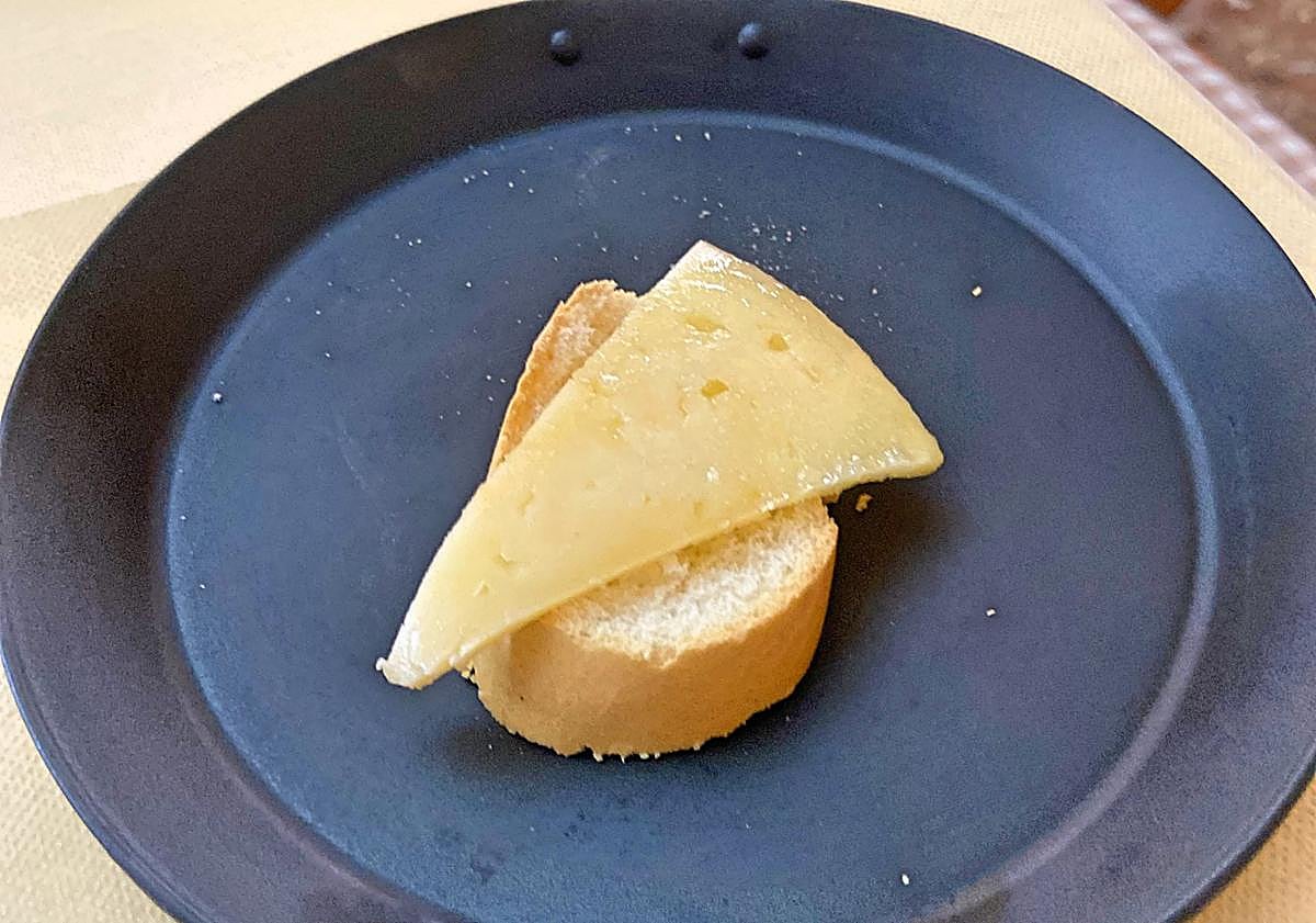 Imagen principal - Aperitivo, calamares y postre.