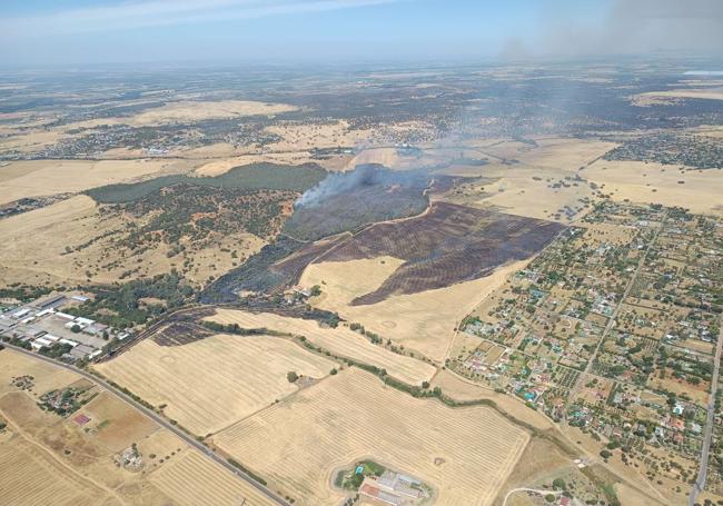 Vista aérea del incendio de pasto en Badajoz.