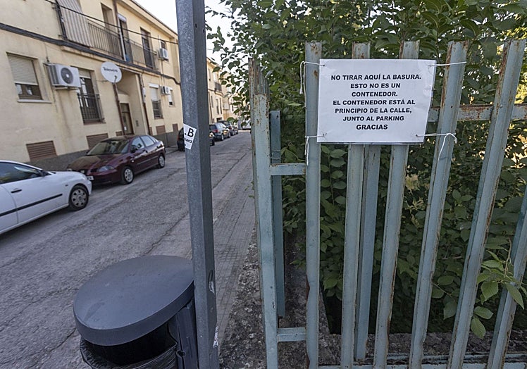 Cartel disuasorio colocado por un vecino.