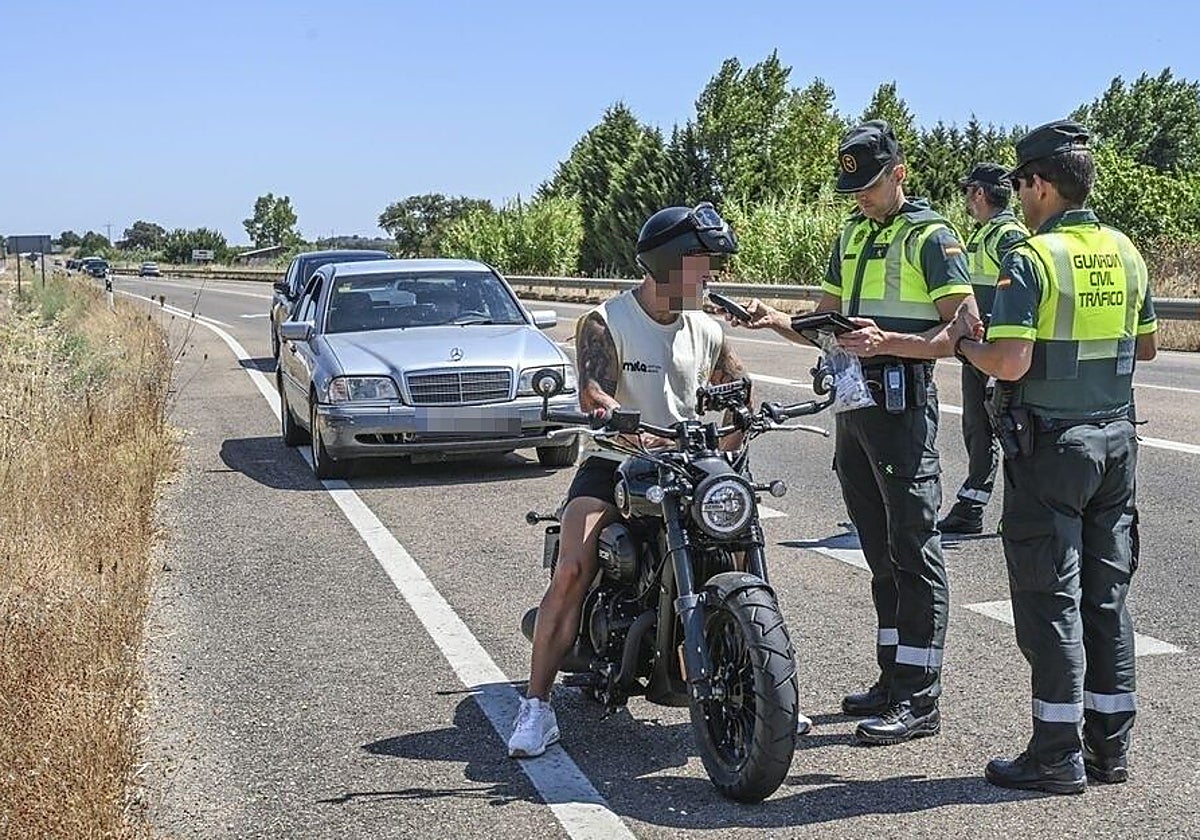 la Guardia Civil hace un control de alcoholemia en Badajoz.