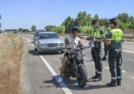 la Guardia Civil hace un control de alcoholemia en Badajoz.