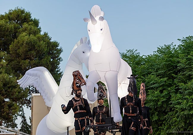 Pasacalles 'Equus vs. Pegasus'.
