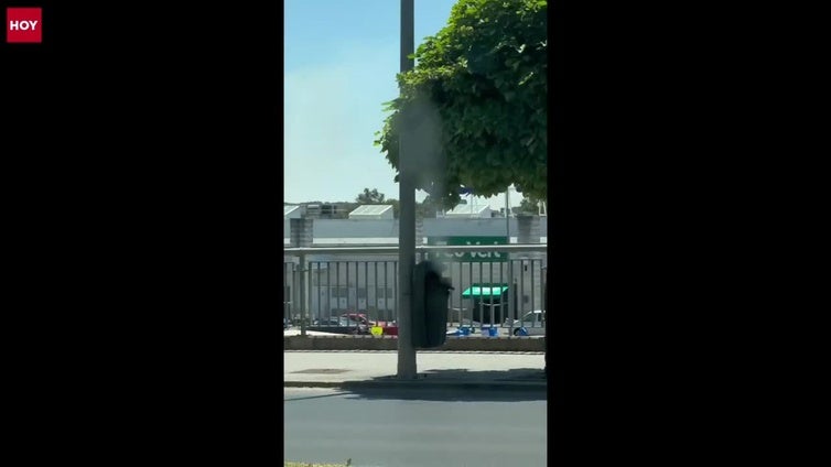 Un incendio en las traseras del cuartel Sancha Brava de Badajoz obliga a activar el nivel 1 de peligrosidad