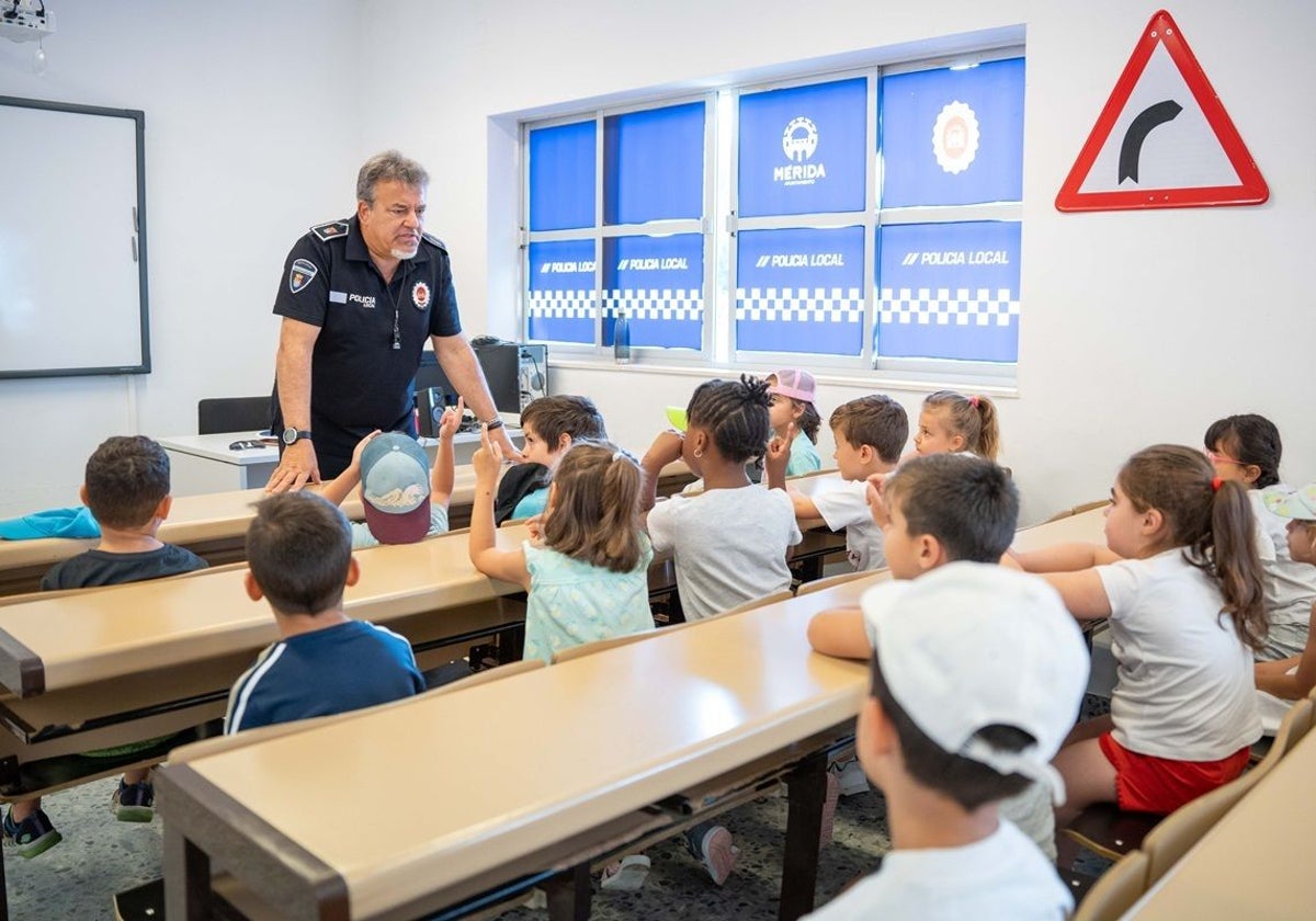 Un policía junto a alumnos del colegio Giner de los Ríos en el centro de educación vial.