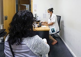 La congestión de la Atención Primaria es uno de los motivos que, según del Banco de España, contribuyen al aumento de los periodos de baja.