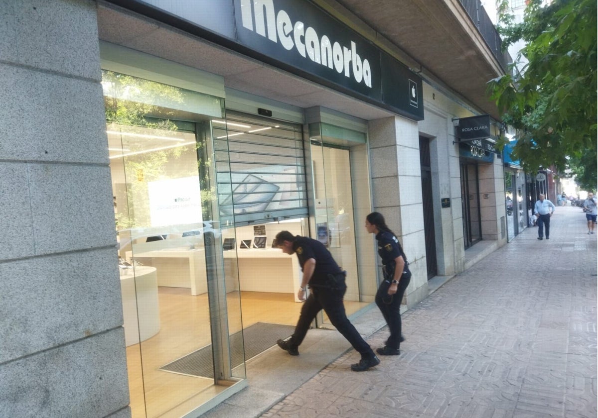 Tres encapuchados asaltan la tienda Mecanorba de Cáceres a punta de cuchillo y hieren a un empleado