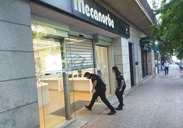 Agentes de la Policía Nacional accediendo al lugar de los hechos.