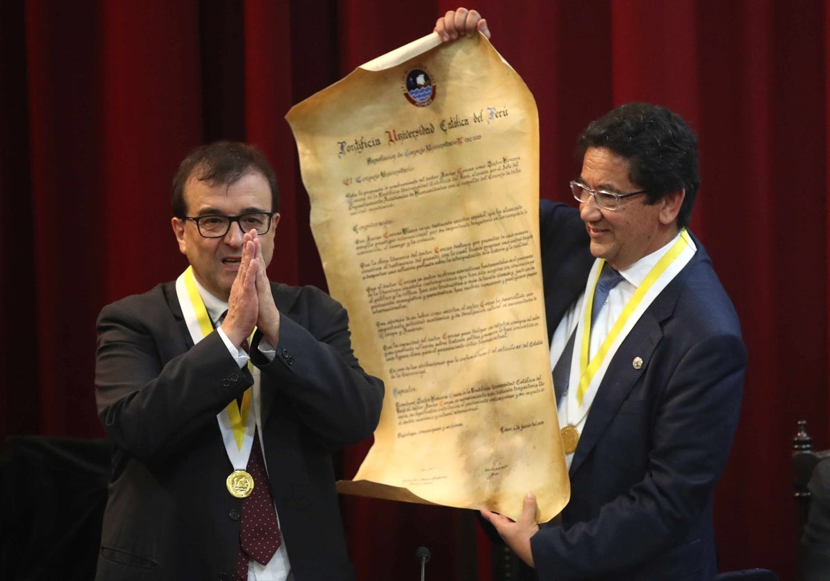 Entrega del reconocimiento a Javier Cercas, a la izquierda de la imagen