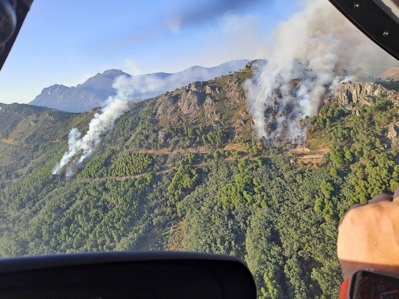 Efectivos de la ATBRIF actuando en el incendio de Cañamero durante este viernes