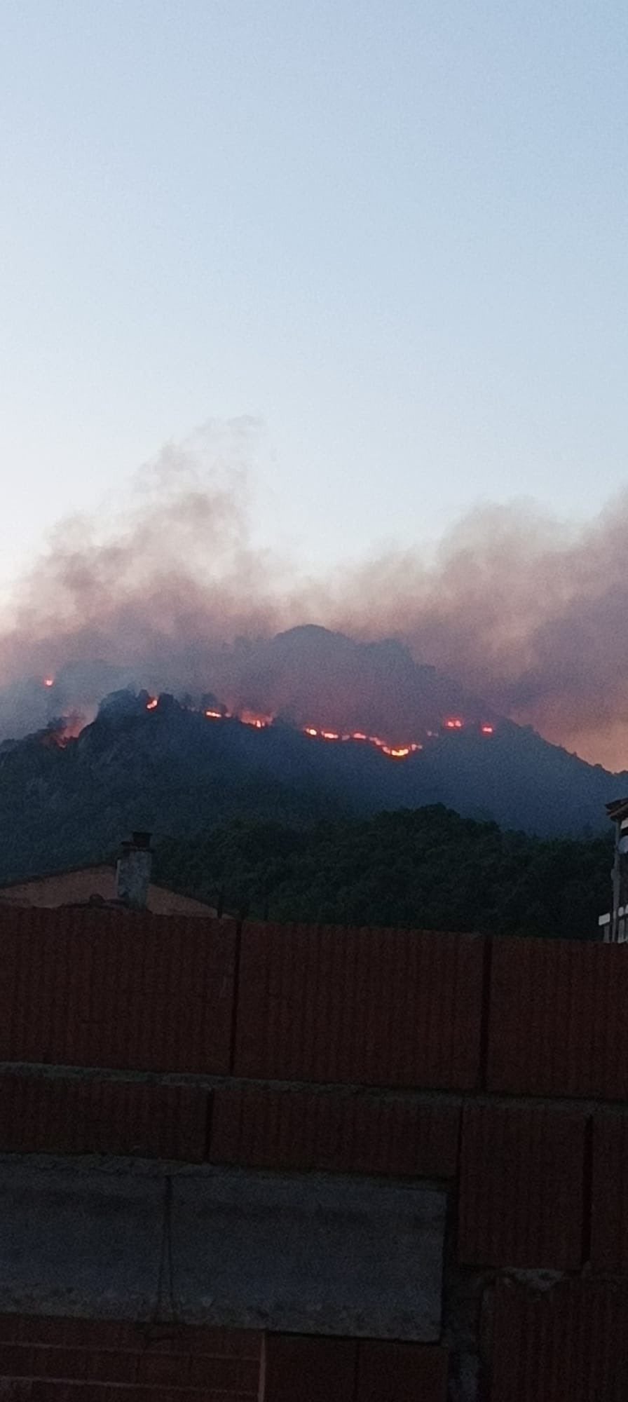 Llamas y columnas de humo provocadas por el incendio en la noche del viernes