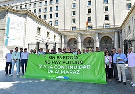 Miembros de la plataforma, a las puertas del Ministerio de Transición Ecológica.