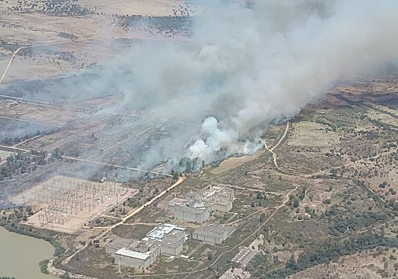 Aspecto que presentaba el incendio de Valdecaballeros en la tarde de este sábado.