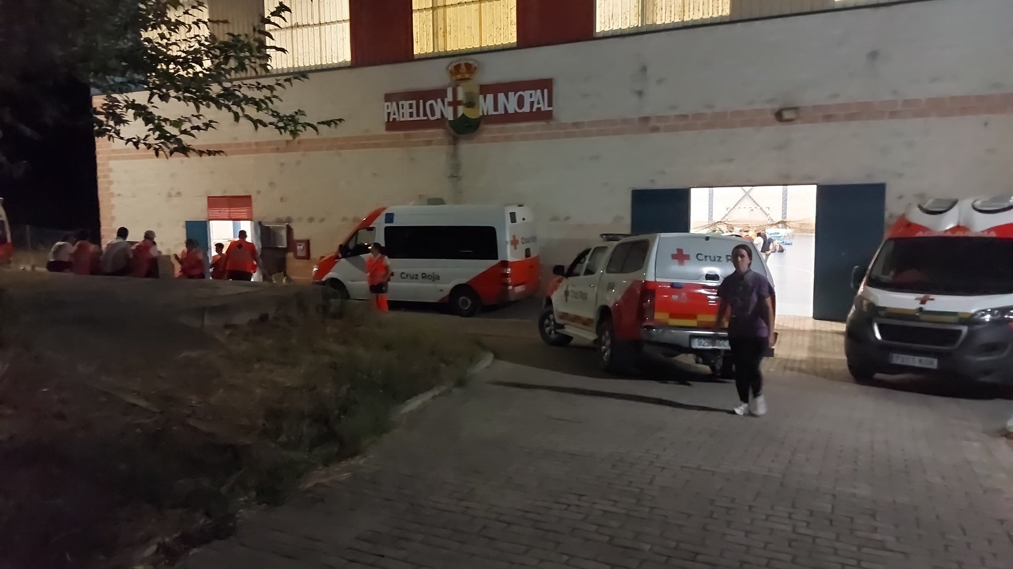 Uno de los albergues provisionales habiliatdos por Cruz Roja para atender a las personas evacuadas por el incendio