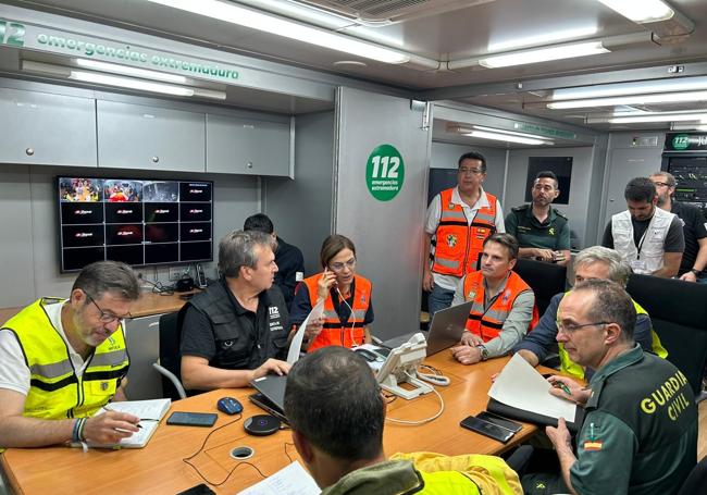 Reunión del Puesto de Mando Avanzado del 112 Extremadura celebrada durante la madrugada de este domingo.